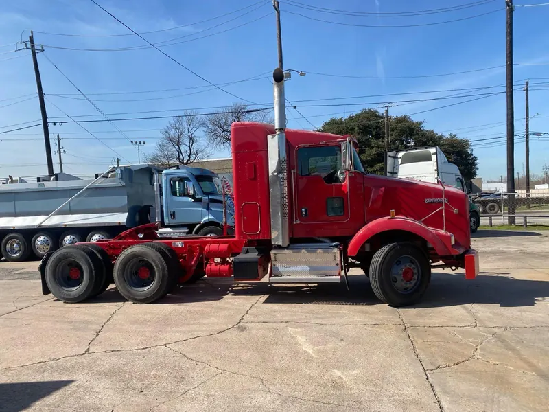 Kenworth T800 day cab — side