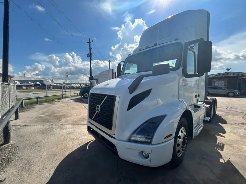 Volvo VNR day cab