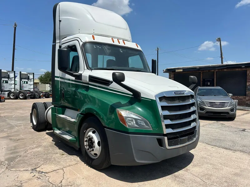 Freightliner Cascadia day cab